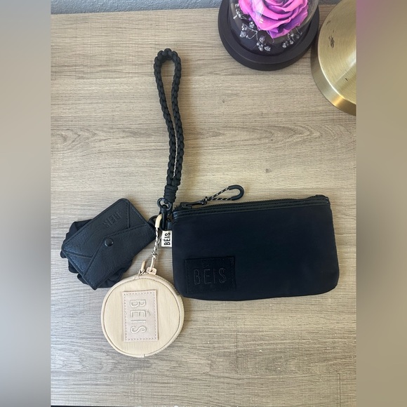 BEIS THE SPORT WRISTLET SET IN BLACK this is sold sorry I cannot remove it - Picture 1 of 6